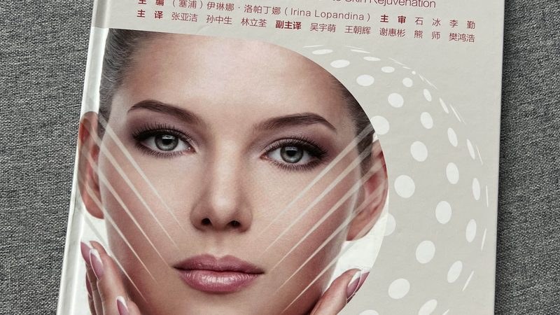 相较于传统的一次性按摩棒，充电款瘦脸按摩棒具有以下优势：